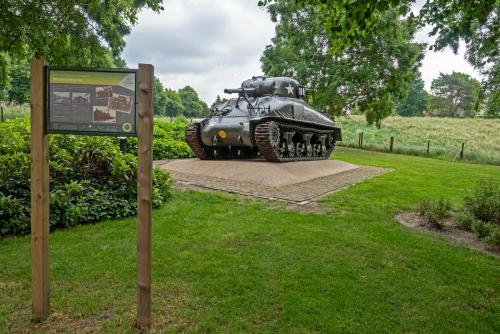 Tank als Monument Slag om Woensdrecht (gemaakt door Piet Bout)